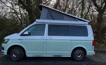 Rent this Volkswagen motorhome for 4 people in Lytchett Matravers from £82.00 p.d. - Goboony