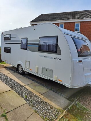 Adria Altea 542 DK Severn, 6 berth, (2016) Used - Good condition Touring Caravan for sale