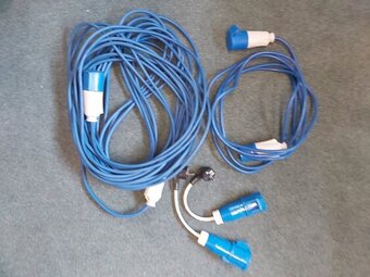 SET OF ARTIC BLUE HOOK UP CABLES AND SOCKETS