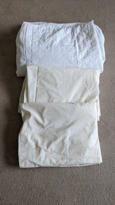 Bedlinen, 2 Fitted Island Bed Sheets and Mattress Protector